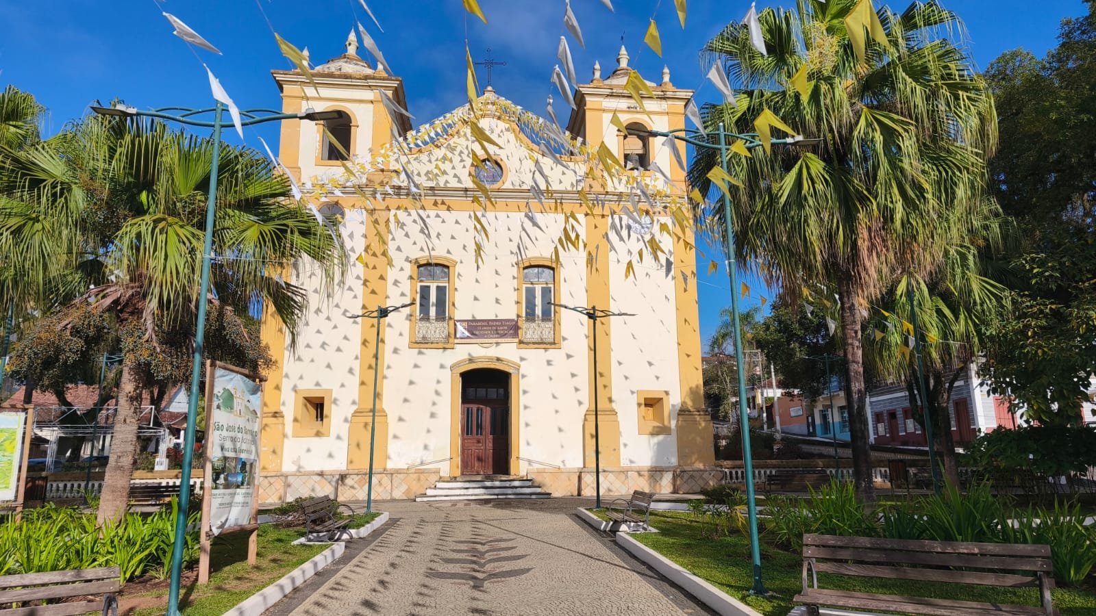 Fachada frontal da Matriz de São José, em São José do Barreiro