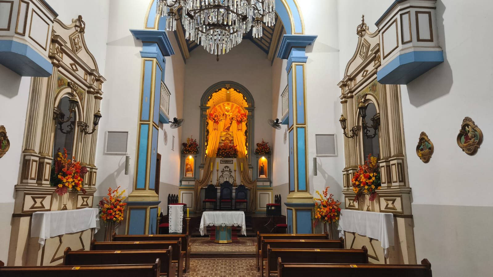 Altar-mor da Matriz, com talha barroca e lustre de cristal